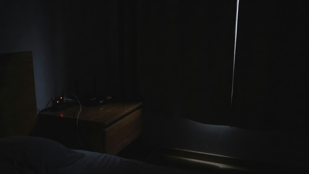 Diodes et chargeurs encore allumés dans une chambre éteinte la nuit